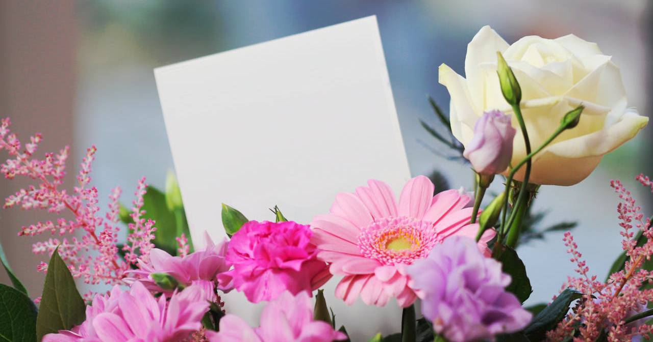 Kytica jarných kvetov vo váze