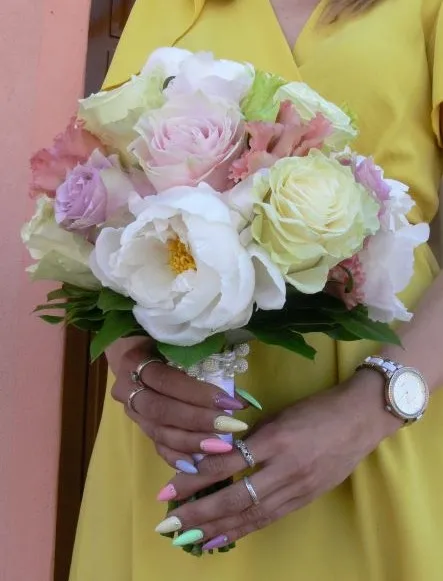 Biela svadobná kytica s ružami a pivóniou v rukách nevesty, kvetinárstvo Kytica od srdca Trenčianska Teplá